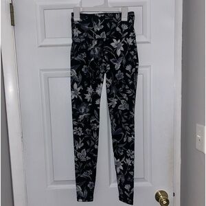 Old Navy Active Black with Gray/White Flowers Size XS Leggings